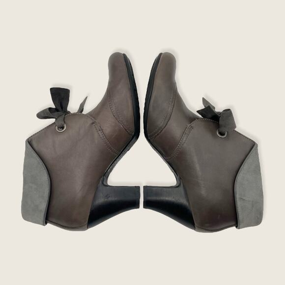 Hush Puppies Lonna Bow Fold Over Cuff Warm Gray Leather Heel Ankle Boot 9 - Picture 5 of 8